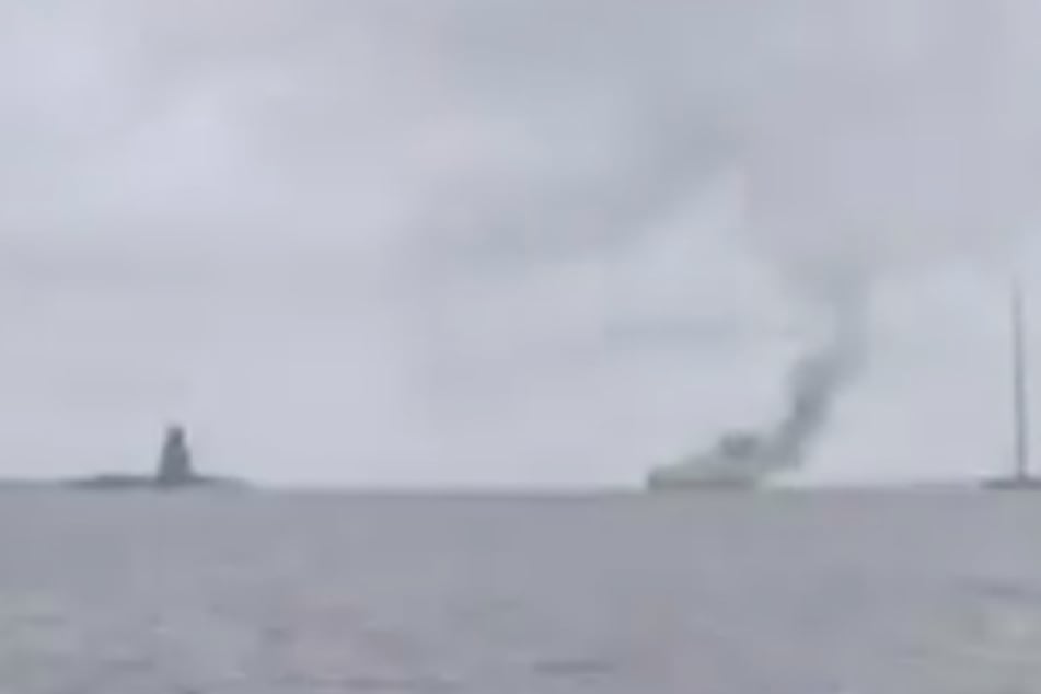 Nach der Explosion stieg eine große Rauchwolke vom Kohlefrachter auf.