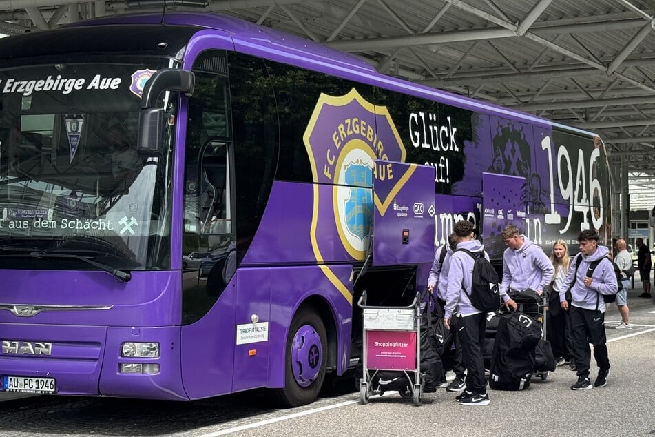 Nach der kleinen Nordirland-Reise luden die Veilchen ihre Taschen am Sonntag am Münchner Airport in den Mannschaftsbus.