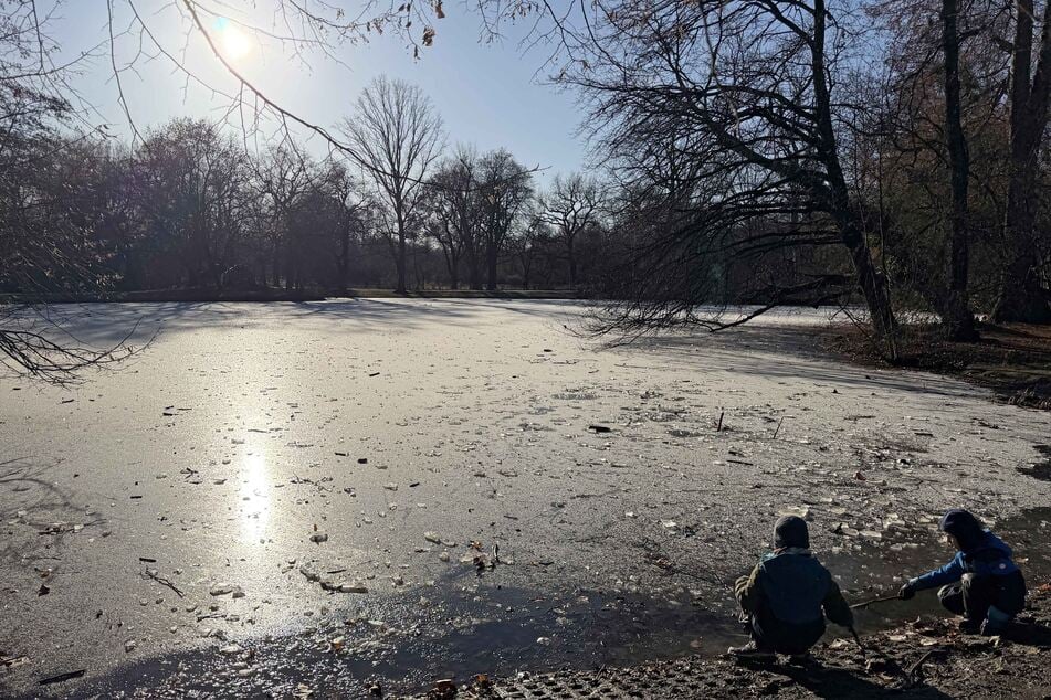 Vor allem für Kinder sind die zugefrorenen Seen verlockend.