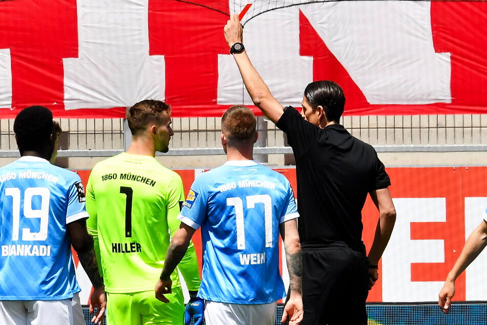 Schiedsrichter Deniz Aytekin (r.) zeigt Marco Hiller (2.v.l.) wegen einer Notbremse schon in der 9. Minute die Rote Karte.