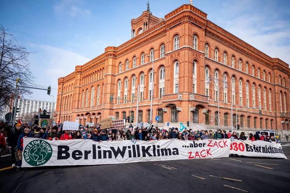Mittels einer Demonstration vor dem Roten Rathaus forderten Klimaschützer ein klimaneutrales Berlin 2030.