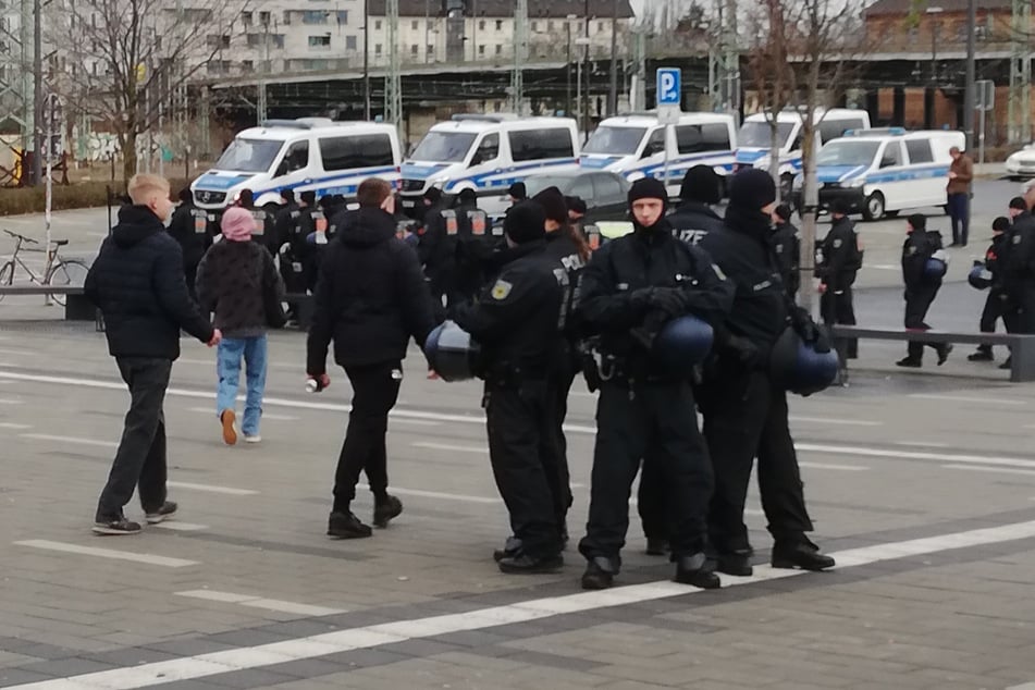 Die Polizei wird - wie schon gegen Hansa Rostock - mit einem Großaufgebot den Cottbuser Bahnhof(svorplatz) sichern. (Archivbild)