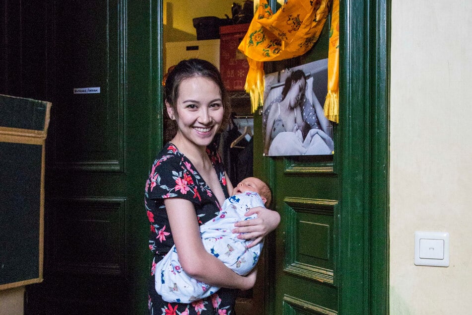 Mama Kristina (24) hat die Tür nach Gabriels Geburt mit einem Foto und einem bunten Schal geschmückt.
