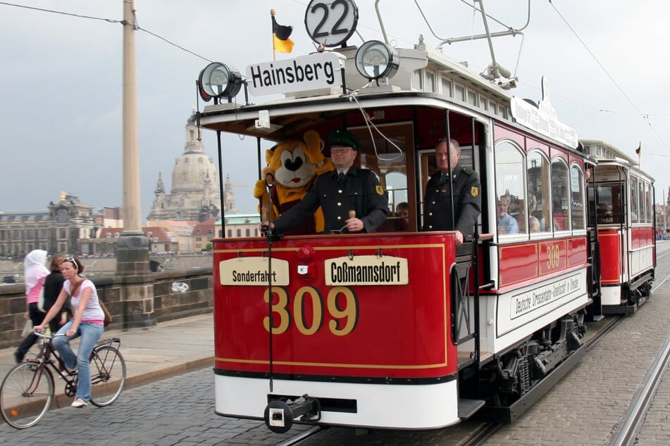 Auf der Augustusbrücke werden zum Geburtstag die verschiedenen Straßenbahn-Modelle aufgereiht.