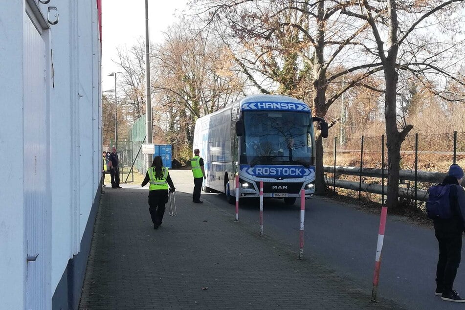Rostocks Bus ist da und wird kurz darauf wie auf Kommando "begrüßt".