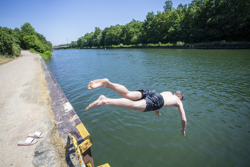 NRW startet mit hochsommerlichem Wetter in die neue Woche - bei Werten bis 32 Grad hilft nur der Sprung ins kühle Nass!