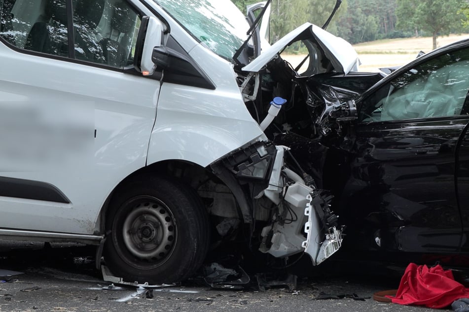 Bei einem Unfall auf der B216 krachte ein Transporter unter anderem frontal gegen ein Auto.