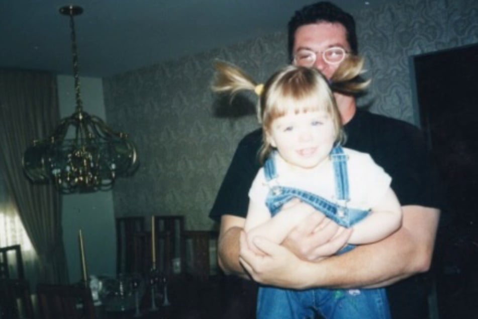 Steve Bailey sendete statt netter Worte zu Atticus ein Foto, das ihn mit seiner Tochter in Kleinkind-Zeiten zeigt.