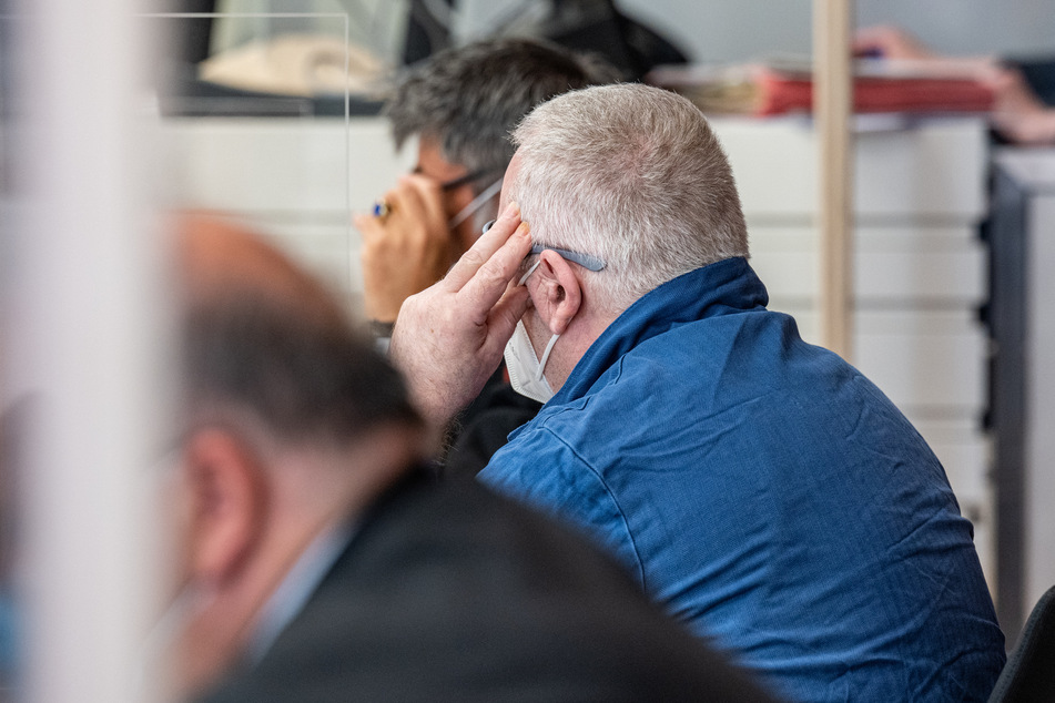 Seit Freitag steht der Angeklagte vor dem Landgericht Amberg. Zum Auftakt des Mordprozesses schwieg er.