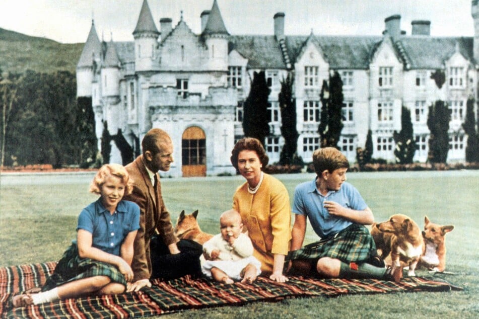 1960: Queen Elizabeth (c.) poses with her family and dogs. She has kept corgis and dorgis for decades (archive image).