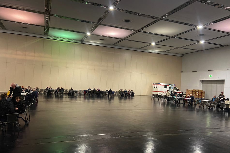 Bereits 30 Personen haben es sich in der Dresdner Messe gemütlich gemacht.