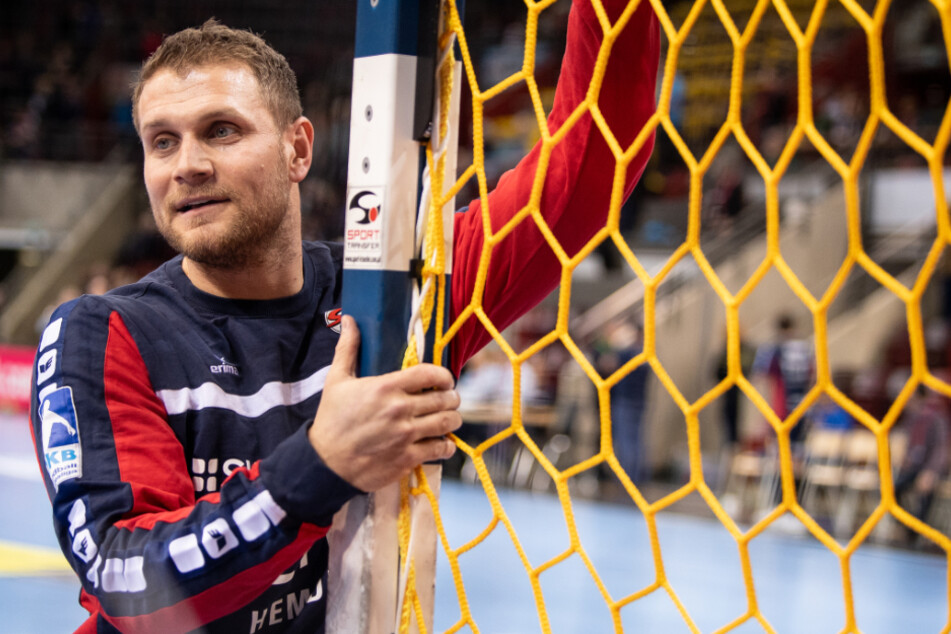 Bietigheimer Michael Kraus wärmt sich vor dem Spiel auf. Der Handball-Zweitligist SG BBM Bietigheim hat überraschend den bis Sommer 2021 gültigen Vertrag mit Weltmeister Michael Kraus aufgelöst.