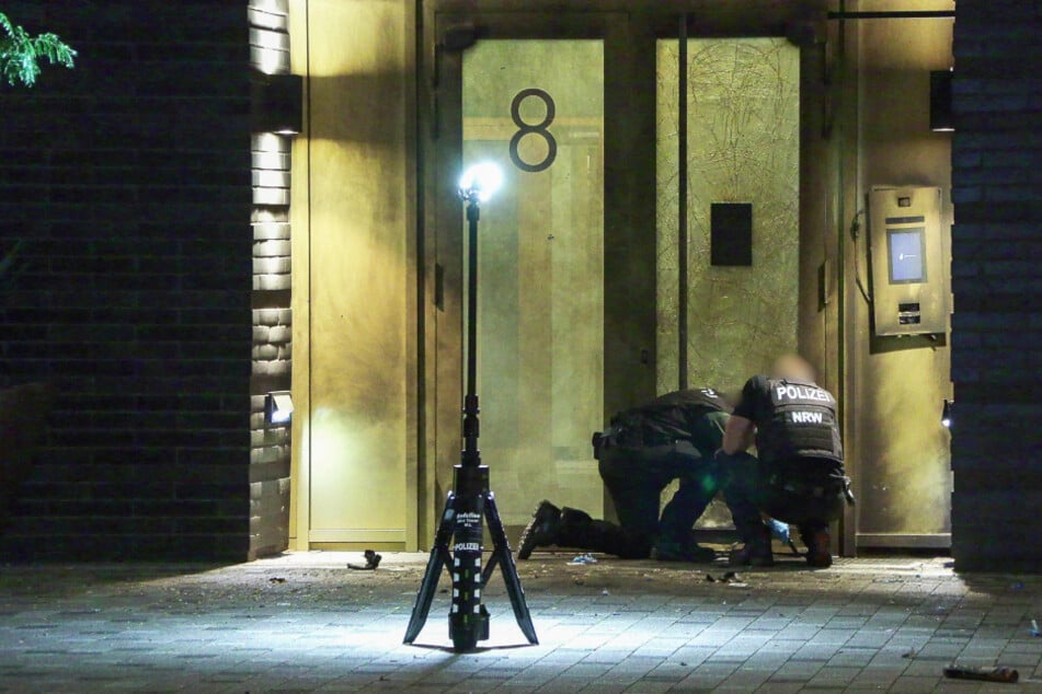 Die Polizei sicherte in der Nacht zu Montag Spuren, nachdem es an einem Düsseldorfer Hochhaus zu einer Detonation gekommen war.