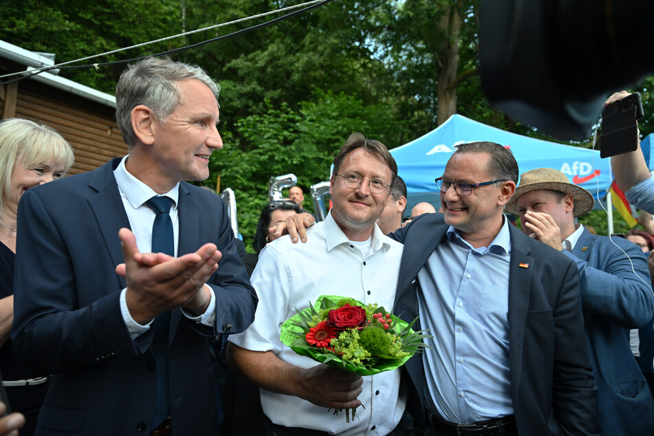 Die AfD um Thüringen-Chef Björn Höcke (51, l.) und den Bundesvorsitzenden Tino Chrupalla (48, r.) feierte den Wahlsieg von Robert Sesselmann (50, M.) mit großen Tönen.