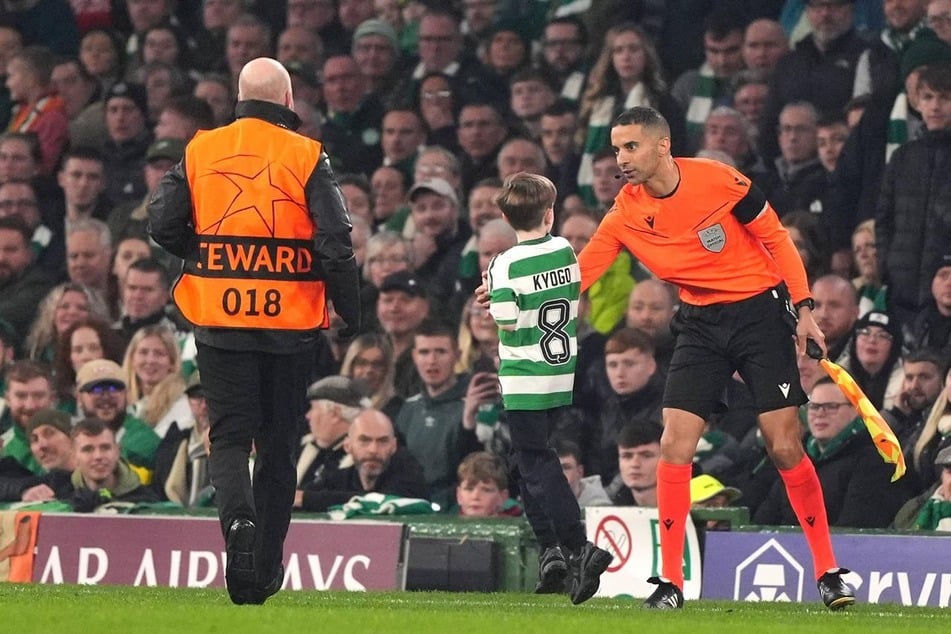 Der kleine Fan von Celtic Glasgow war kurz vor dem Schlusspfiff auf den Platz gerannt.