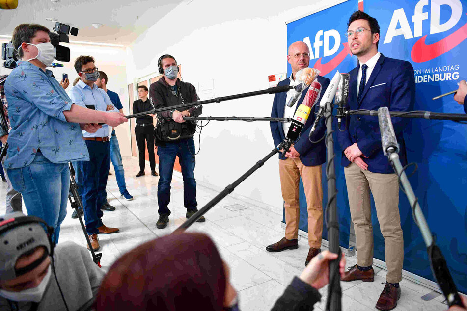 Andreas Kalbitz (l) und Dennis Hohloch bei einer Pressekonferenz in Brandenburg.