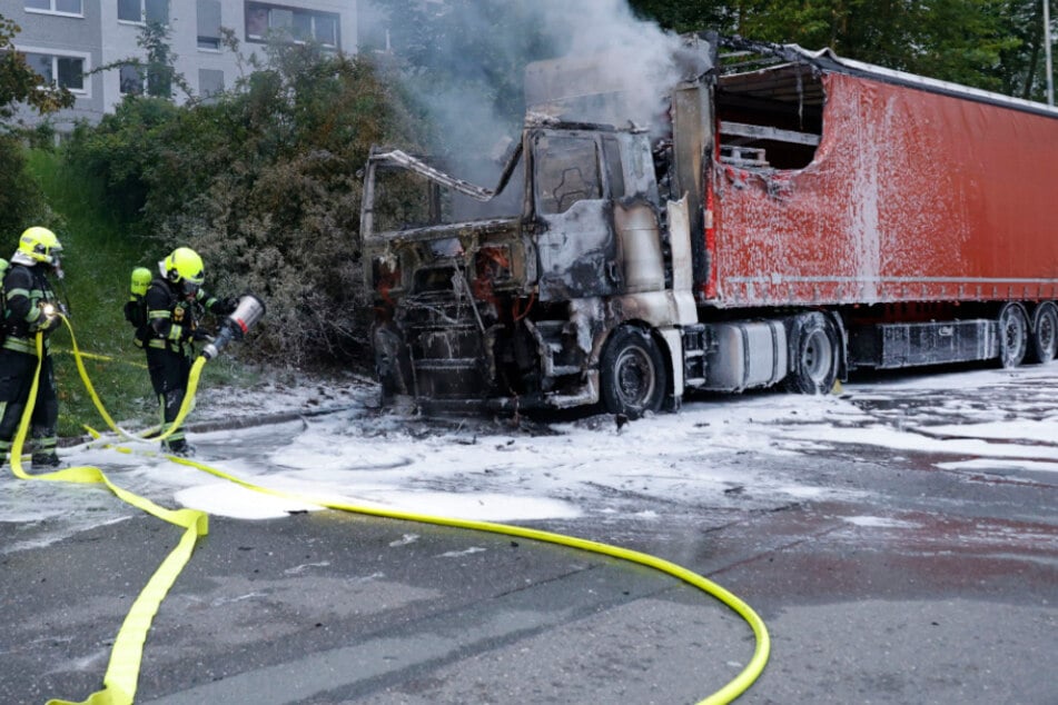 Chemnitz: Brandstiftung! Laster in Chemnitz abgefackelt