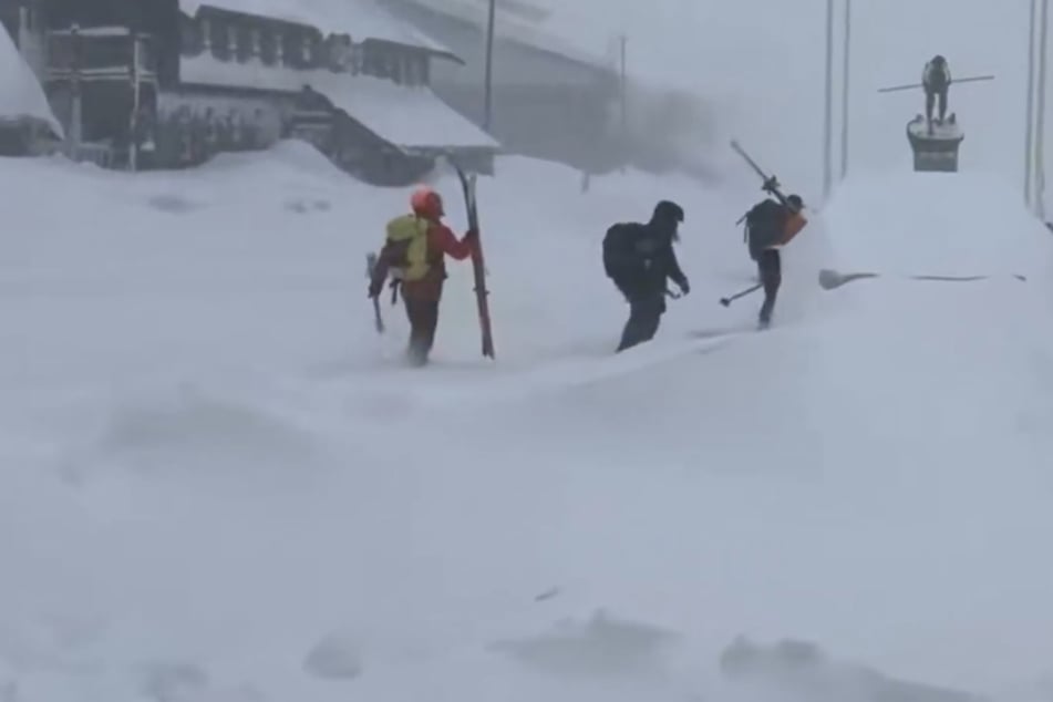 Lawinenabgang in Skigebiet: Zehn Wintersportler vermisst