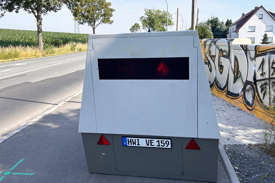 Der Superblitzer "HWI -VE -159" befindet sich in der Nähe eines Stromkastens mit SGD-Schriftzug.