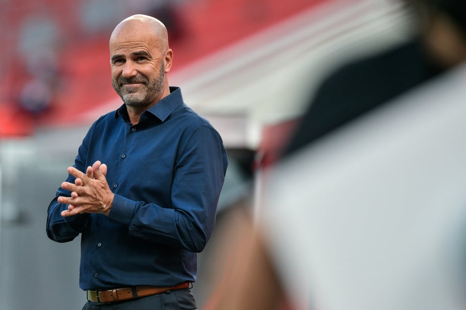 Könnte sich Kolasinac wohl sehr gut bei sich im Team vorstellen: Bayer-Coach Peter Bosz (56).