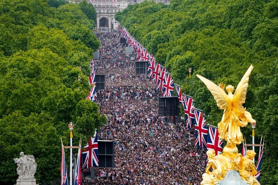 Thousands of people gathered at The Mall to attend the Platinum Party at Buckingham Palace on Saturday as part of Queen Elizabeth II's platinum jubilee celebrations.