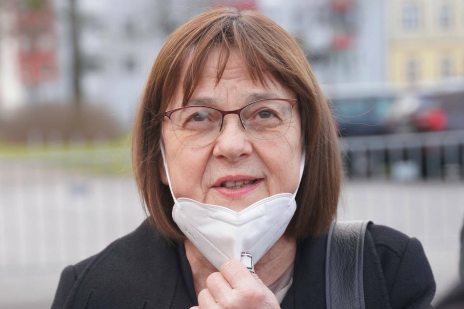 Aufgrund der weiterhin hohen Corona-Infektionszahlen will Brandenburgs Gesundheitsministerin Ursula Nonnemacher (64, Grüne) die bisherigen Schutzmaßnahmen verlängern.