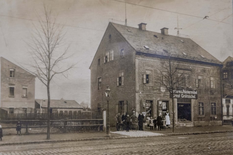 Neben der Sattlerei Grötzschel machte der Elefant 1944 Rast. Das Haus existiert nicht mehr. Die heutige Werkstatt befindet sich auf der anderen Straßenseite.