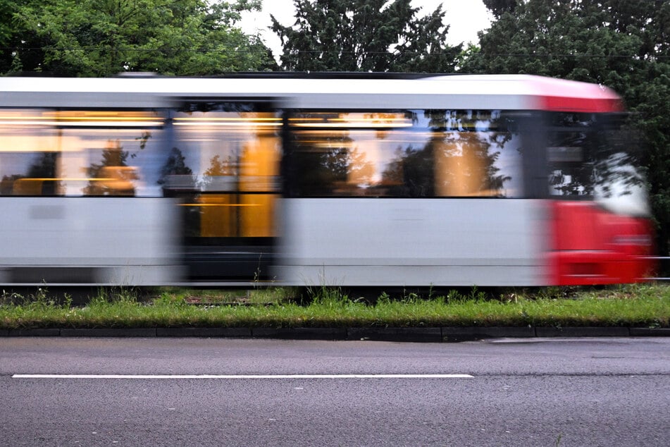 Die Straßenbahn der Linie 1 hatte die 32-Jährige frontal erfasst. Die Frau erlitt schwere Kopfverletzungen. (Symbolbild)