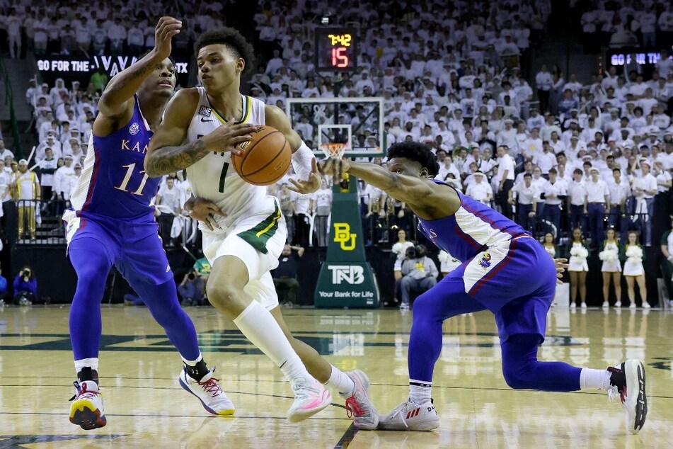 On Monday, the Kansas Jayhawks were handed their third-straight loss from the Baylor Bears, who narrowly defeated the Jayhawks 75-69.