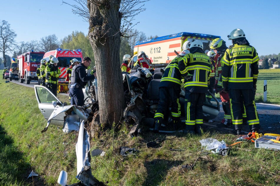 Zahlreiche Einsatzkräfte von Polizei, Feuerwehr und Rettungsdienst waren vor Ort.