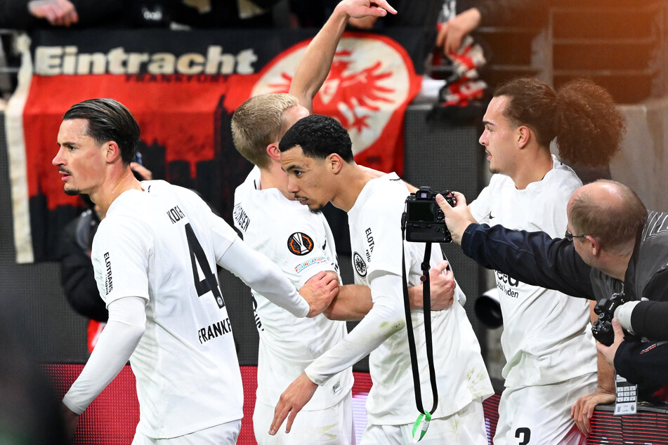 Arthur Theate (24, r.) erhält bei der Eintracht einen Vertrag bis 2029.