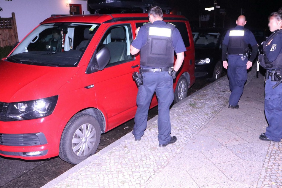 Die Polizei konnte keine Einbruchsspuren am roten VW-Bus feststellen.