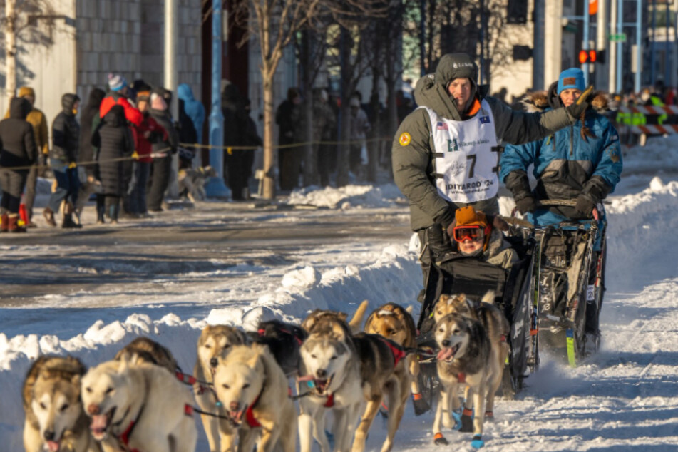 Musher Dallas Seavey (c.) had to kill a moose that clashed with his team shortly after the start of the 2024 Iditarod.