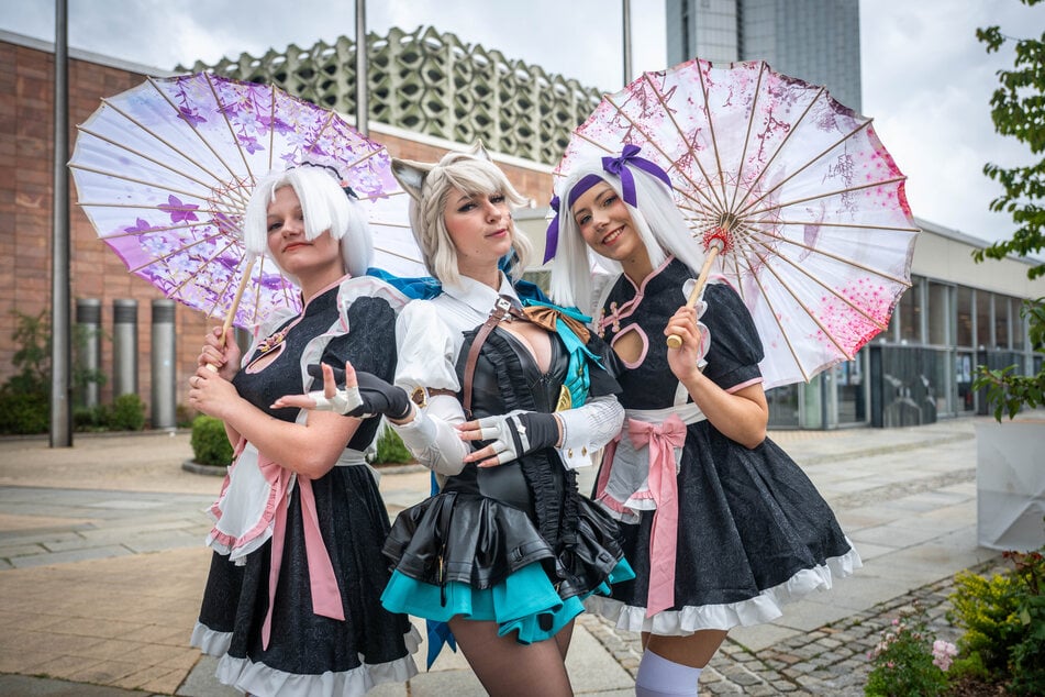 Cosplayer Maid Shiro (21, v.l.), Bibi Nyan (33) und Alexa Lujan (19) als Shiro sind bei der Convention dabei.