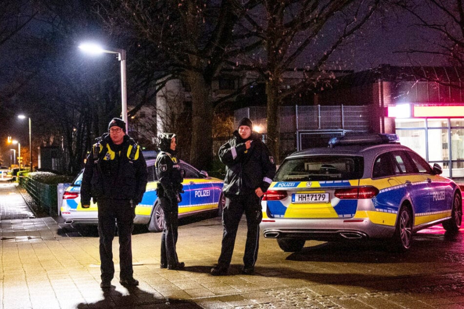 Nach der Tat sperrte die Polizei den Tatort in Mümmelmannsberg großräumig ab.