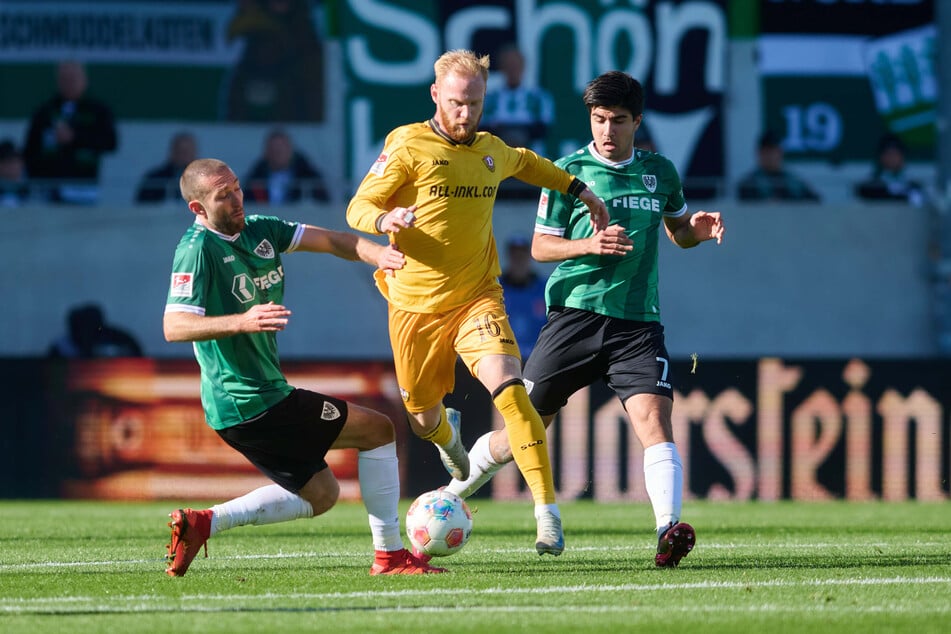 Dynamos Nils Fröling (25, Mitte) behauptet sich im Zweikampf gegen Rico Preißinger (29, links) und Zidan Batuhan Sertdemir (20).