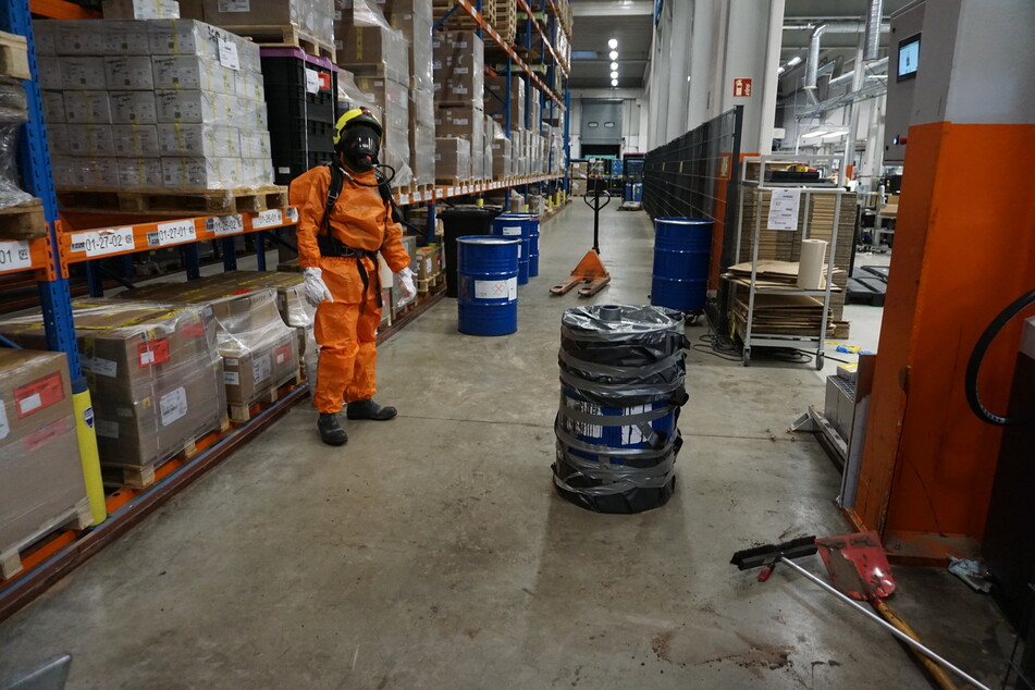 Die Feuerwehr war mit Chemikalienschutzanzügen und Atemschutzgeräten im Einsatz.