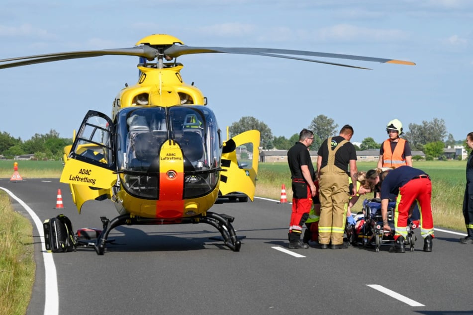 Crash auf sächsischer Bundesstraße: Transporter erfasst Biker, Hubschrauber im Einsatz