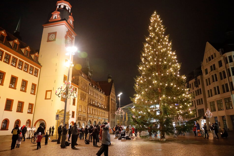 Etwa 70 Personen versammelten sich auf dem Chemnitzer Markt zum Adventssingen.