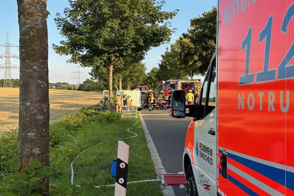 Der Kleintransporter des Mannes war am Freitagabend auf der K2 in Hückeswagen gegen einen Baum gekracht.