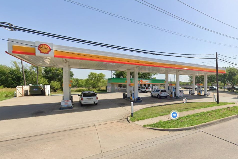An dieser Tankstelle in Arlington (Texas) kaufte die 24-Jährige für umgerechnet einen halben Euro Benzin und übergoss ihren 25-jährigen Freund und zündete ihn an.