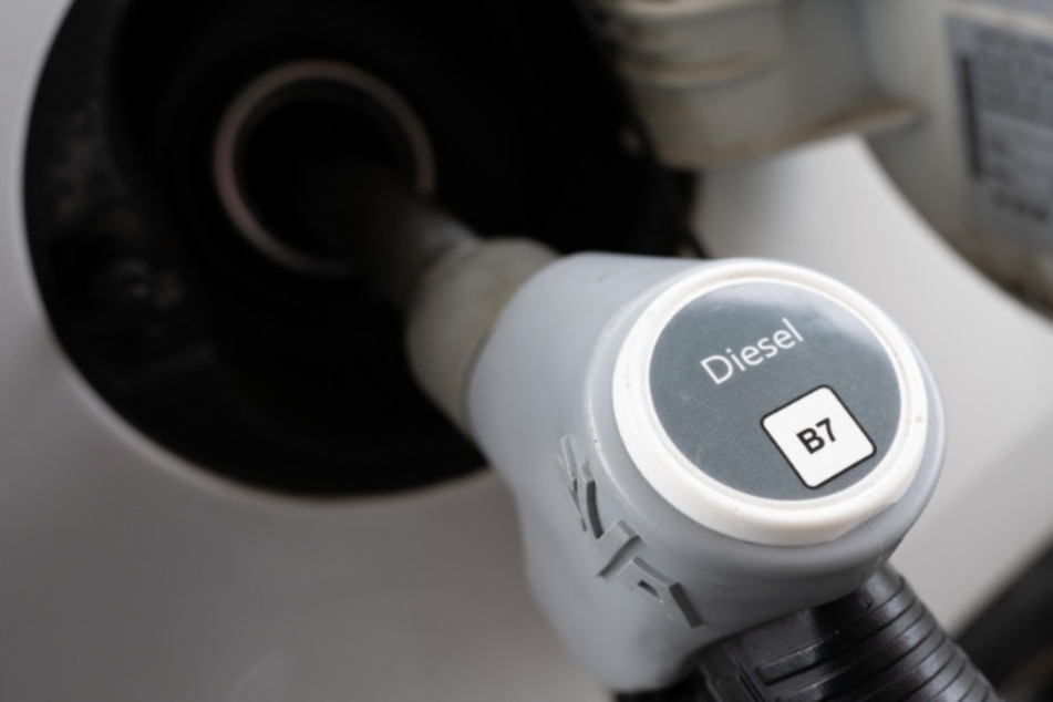 Tankrabatt der anderen Art: Diebe klauen 100 Liter Diesel aus Baustellenfahrzeugen