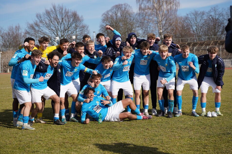 So sehen Sieger aus! Die himmelblaue "U19" zählt zu den besten 24 Teams in der Nachwuchsliga. Letztes Wochenende schlug die Wappler-Elf zu Hause Heidenheim. Gibt's am Samstag den Coup bei den Bayern?