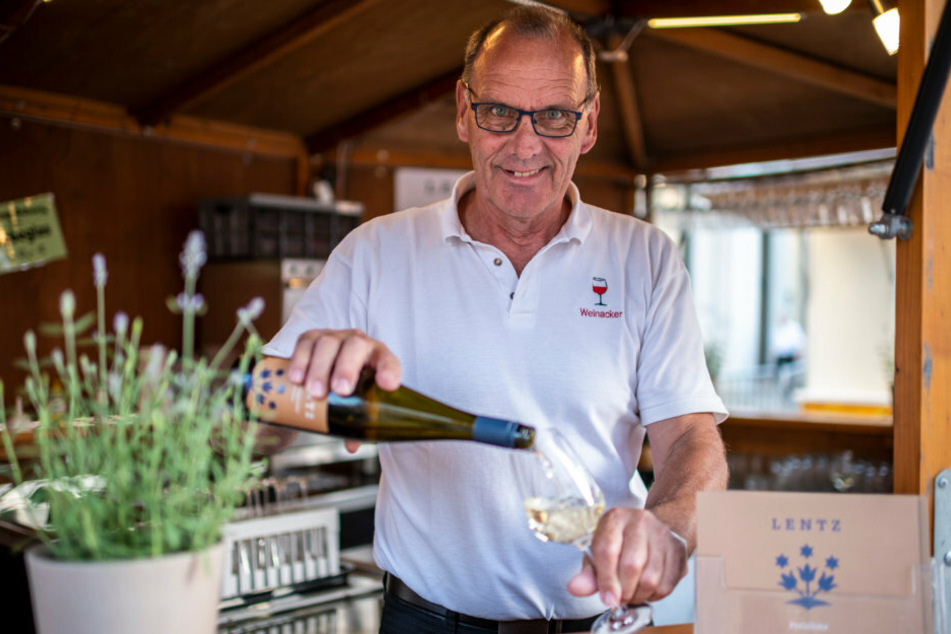 Karl-Heinz Acker (64) vom Weingut Lentz vermisst in diesem Jahr die Nähe zu den Kunden.