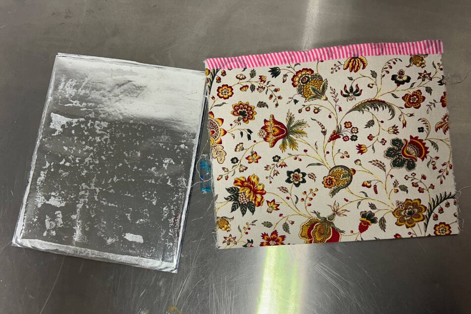 Hinter einer Silberfolie haben die Beamten Kokain entdeckt.