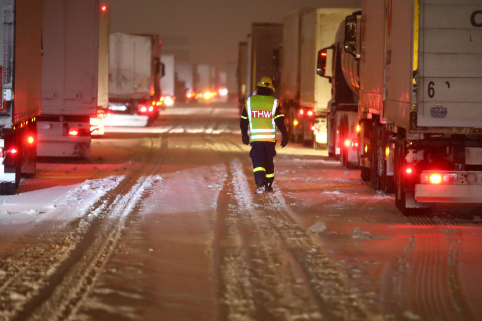 Mitarbeiter des Technischen Hilfswerks betreuen Lkw-Fahrer.