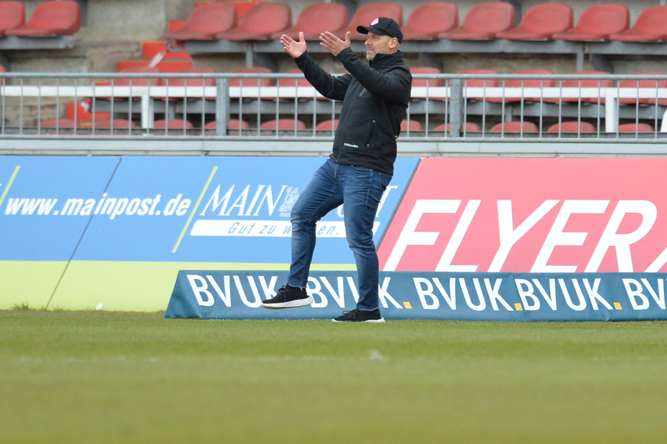 Bernhard Trares (55) steht in der Würzburger Flyeralarm Arena vor einer Flyeralarm-Bande. Der Trainer wurde Anfang April bei den stark abstiegsbedrohten Würzburger Kickers entlassen.