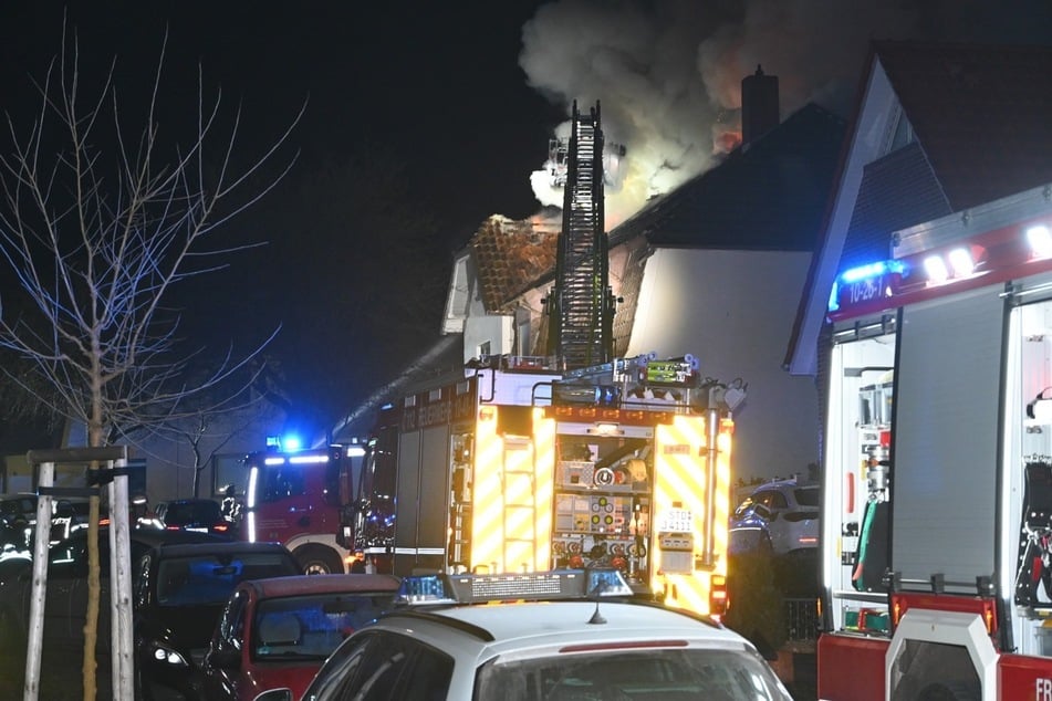 Mehrere Stunden probierte die Feuerwehr Buxtehude mit Drehleitern und Atemschutzmasken, den Brand unter Kontrolle zu kriegen.