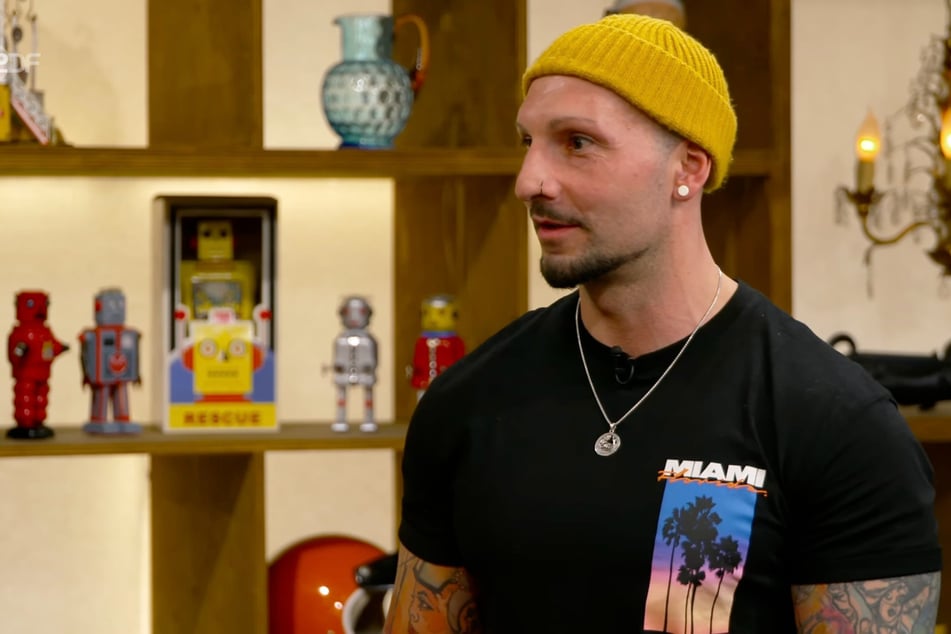 Ibrahim Altunal (38) aus Babenhausen möchte bei "Bares für Rares" drei Gepäckstücke verkaufen, die er auf einer Haushaltsauflösung erstanden hat.