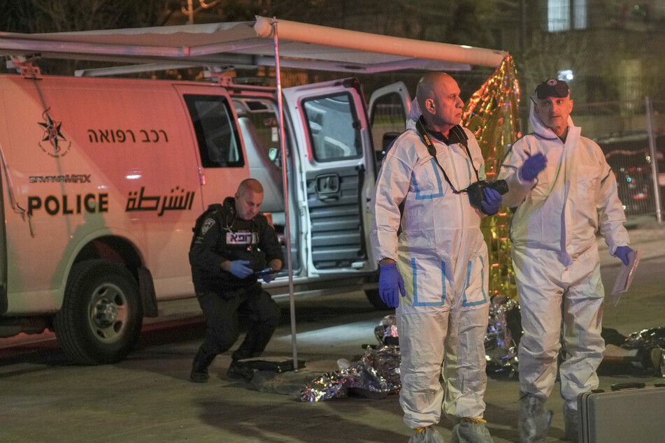Forensiker untersuchen die Opfer nach den Schüssen in der Nähe einer Synagoge.